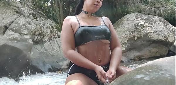  latina colombiana exotica se masturba en el rio en publico